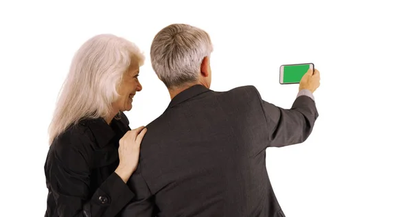Seniorenpaar Nutzt Smartphone Mit Grünem Bildschirm Auf Weißem Hintergrund — Stockfoto