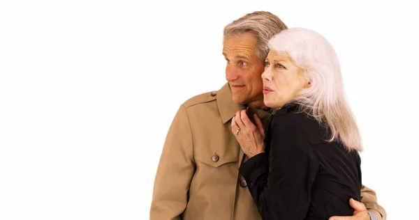 Glückliches Seniorenpaar Das Warm Bleibt Und Vor Weißem Hintergrund Steht — Stockfoto