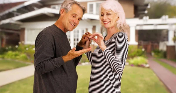 Glückliche Senioren Freuen Sich Auf Ihr Neues Eigenheim — Stockfoto