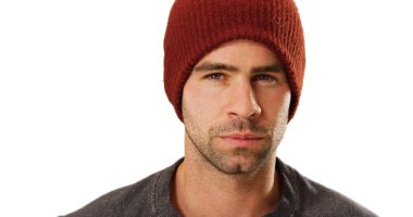 Çekici beyaz adam kameraya beyaz arka plan üzerinde seyir