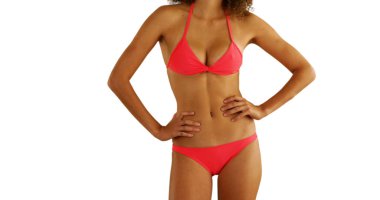  Afrikalı Bayan mayo ayakta boşaltmak üzerinde.