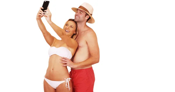 Pareja Milenaria Tomando Selfies Con Smartphone Delante Fondo Blanco —  Fotos de Stock