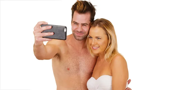 Jóvenes Medios Sociales Obsesionados Pareja Tomando Selfies Fondo Blanco — Foto de Stock