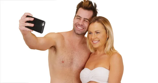 Millennial Pareja Tomando Selfies Sobre Fondo Blanco —  Fotos de Stock
