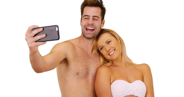 Glückliches Millennial Paar Beim Fotografieren Mit Smartphone Strand — Stockfoto