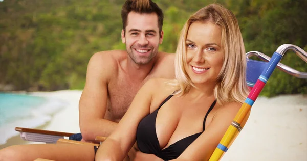 愉快的好看的千禧年夫妇坐在海滩上微笑着在镜头 — 图库照片