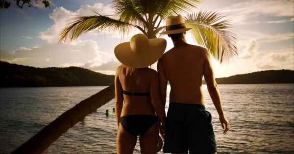 Heureux Couple Millénaire Amuser Regarder Coucher Soleil Sur Plage — Photo