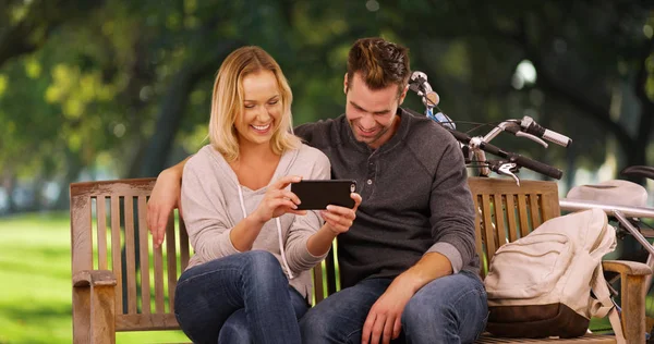 Millennial Casal Assistindo Vídeos Smartphone Juntos Parque — Fotografia de Stock