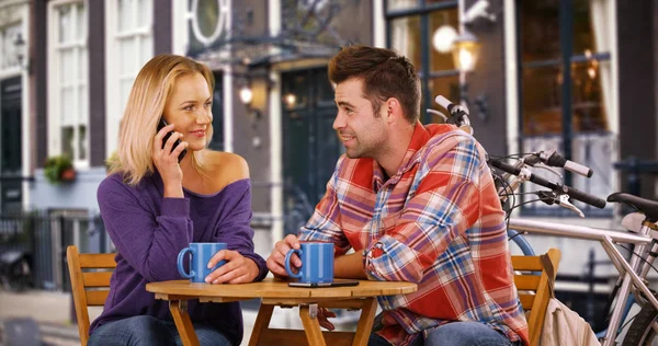 Hübsche Junge Frau Telefoniert Mitten Ihrem Date — Stockfoto