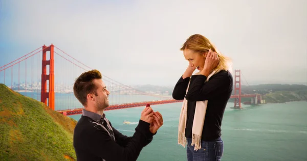 Millennial Novio Propone Novia Frente Puerta Oro Puente —  Fotos de Stock