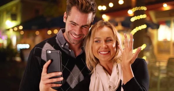 Milenial Novia Tomando Selfies Con Nuevo Anillo Compromiso — Foto de Stock