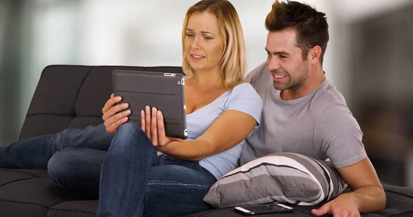 Millennial Pareja Compartiendo Tableta Viendo Videos Juntos Sofá — Foto de Stock