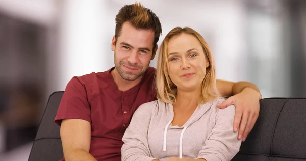 Retrato Feliz Pareja Milenaria Sentada Sofá — Foto de Stock