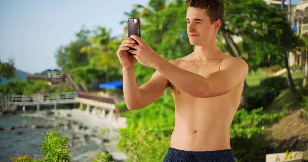 来自加勒比海度假村的白人男子用手机发短信 — 图库照片