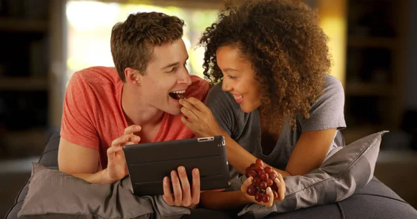 Mutlu Çift Irklı Arkadaş Tablet Handheld Aygıt Kullanma — Stok fotoğraf