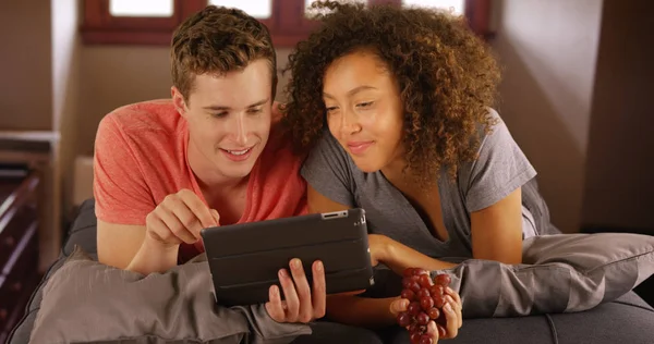 Cheerful Couple Using Digital Tablet Couch — Stock Photo, Image