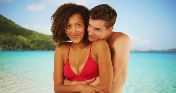 Couple Mixte Embrassant Sur Côte Caribéenne — Photo