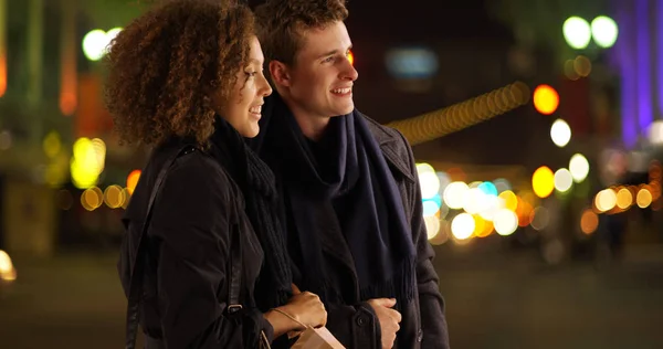 Geceleri Sokakta Alışveriş Yaparken Şık Genç Çift — Stok fotoğraf
