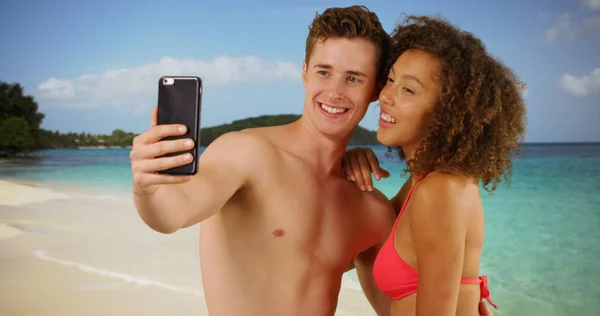 Couple Heureux Utilisant Smartphone Pour Prendre Selfie — Photo