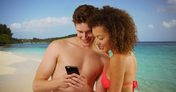 Щаслива Пара Використовує Смартфон Пляжі — стокове фото