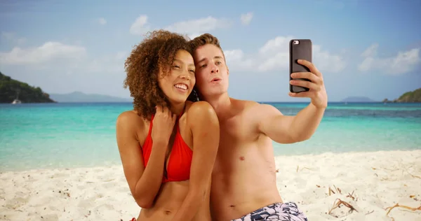 Hermosa Pareja Joven Utilizando Teléfono Inteligente Para Tomar Selfie Playa —  Fotos de Stock