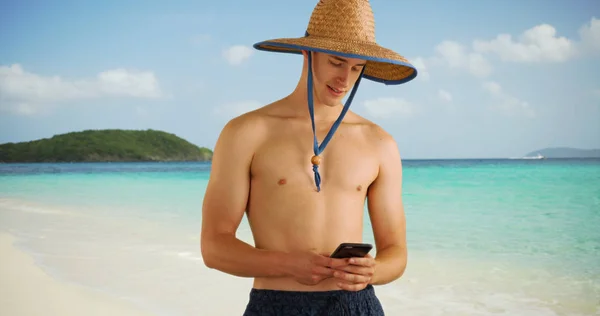 Kaukasische Männliche Sms Vom Karibischen Ufer Auf Dem Handy — Stockfoto
