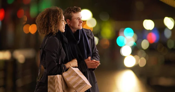 Atractiva Pareja Esperando Paseo Aire Libre Con Bolsas Compras — Foto de Stock