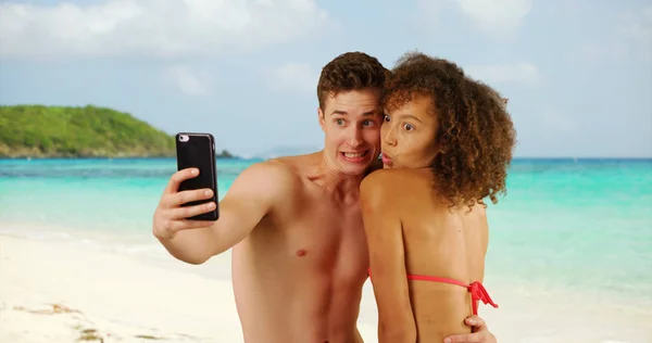 Beau Caucasien Mâle Avec Femelle Ami Prise Selfie Sur Plage — Photo