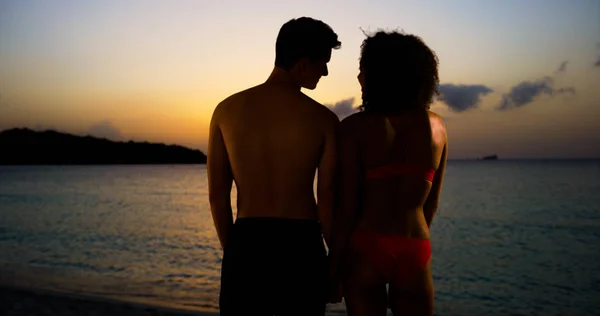 カリブ海岸から夕日を見て異人種間のカップルの肖像画 — ストック写真