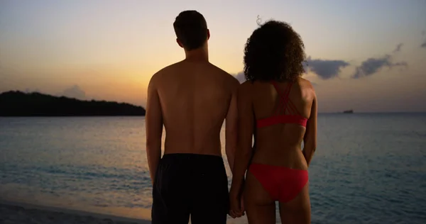 Porträt Eines Gemischtrassigen Paares Das Den Sonnenuntergang Von Der Karibikküste — Stockfoto