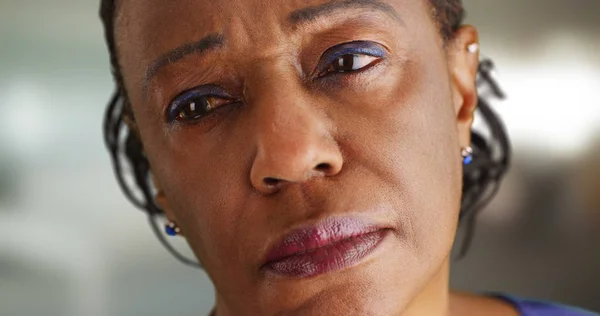 Крупный План Пожилой Черной Женщины Смотрящей Вдаль Сожалению — стоковое фото