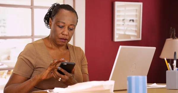 Een Oudere Zwarte Vrouw Gebruikt Haar Telefoon Laptop Doen Haar — Stockfoto