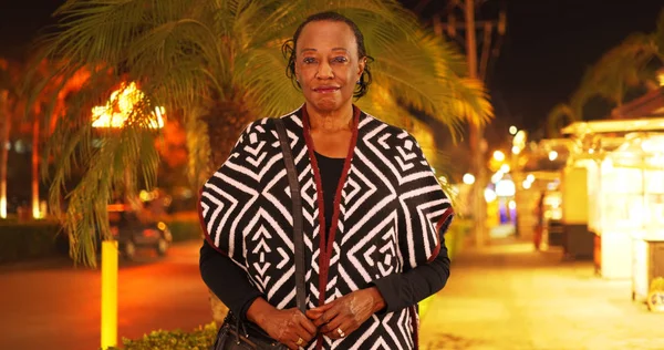 Ένα Πορτρέτο Του Μια Ηλικιωμένη Γυναίκα Αφρικανική Αμερικανική Μια Τροπική — Φωτογραφία Αρχείου
