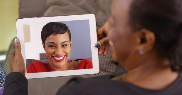 Een Oudere Zwarte Vrouw Praten Met Haar Dochter Video Chat — Stockfoto