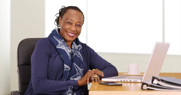 Een Zwarte Zakenvrouw Poseert Voor Een Portret Haar Bureau Stockfoto