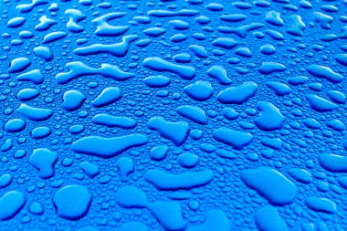 su yüzeyine düşer