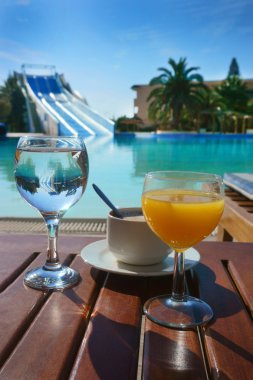 fincan kahve, su ve meyve suyu