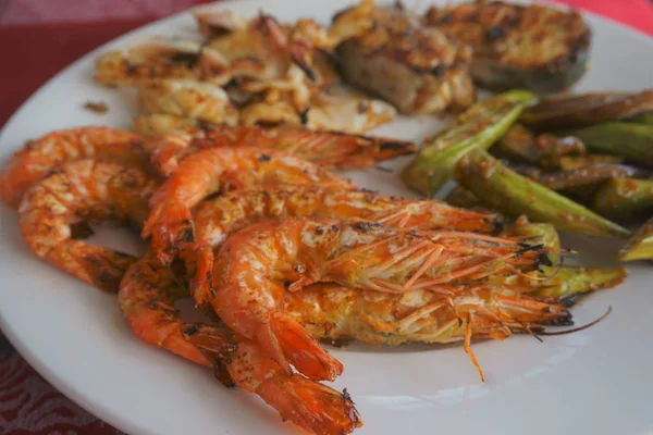 Креветки и морепродукты тарелка — стоковое фото