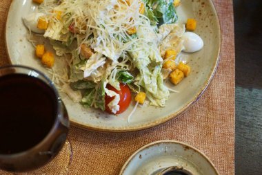 Sebze salatası ve yemekleri masada