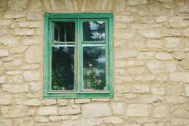 yaşlı bir eski hous penceresinde