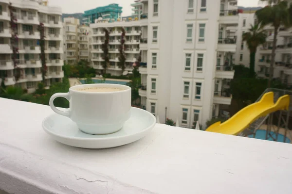 Cup of  coffee  on the background of the pool — Stock Photo, Image