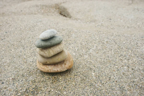 Steinpyramide am Strand — Stockfoto