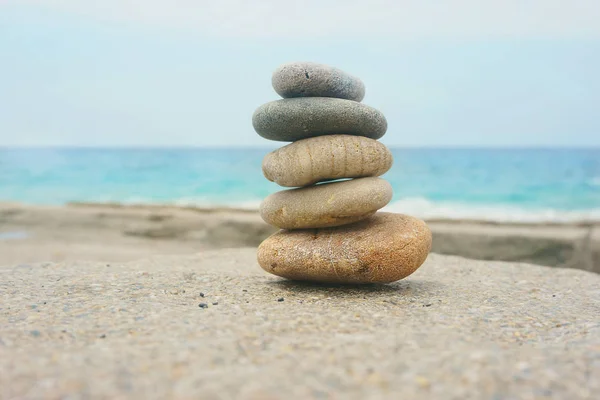 Steinpyramide am Strand — Stockfoto