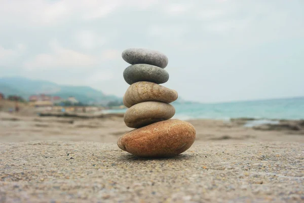 Steinpyramide am Strand — Stockfoto