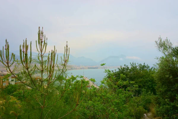 Krajina s město Alanya v popředí — Stock fotografie