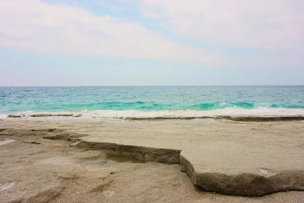 Морской пейзаж с камнями на переднем плане — стоковое фото