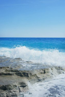 ön planda taşlarla deniz manzarası