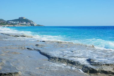 ön planda taşlarla deniz manzarası