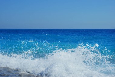 ön planda taşlarla deniz manzarası
