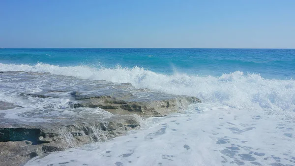 Ön planda taşlarla deniz manzarası — Stok fotoğraf